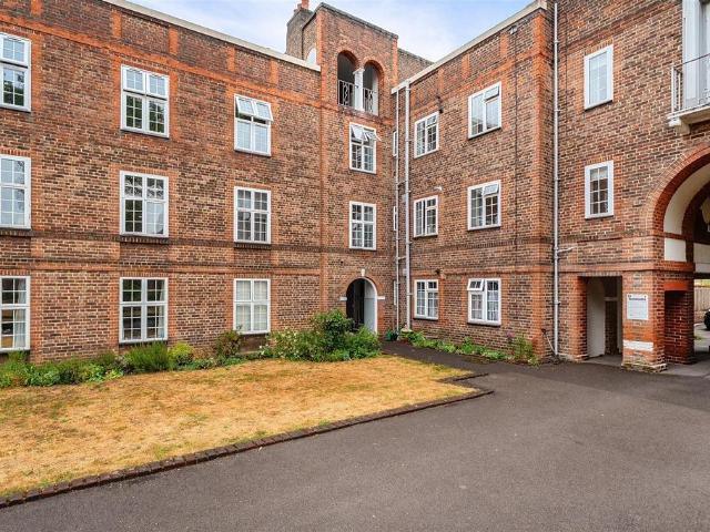 Flat for sale in Surbiton, Greater London