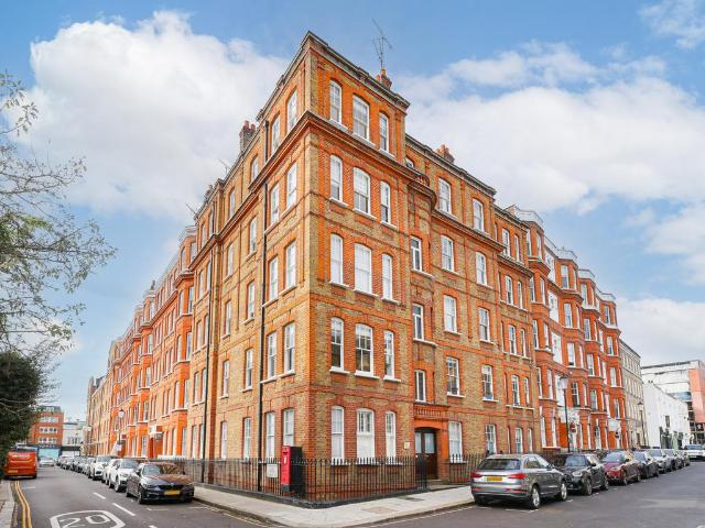 Flat for sale in Kensington, Greater London