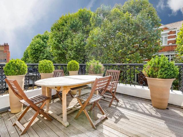 Flat for sale in Kensington, Cat Hill