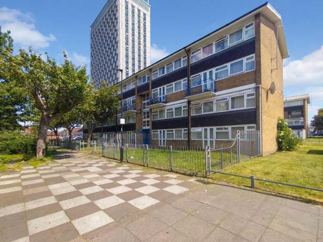 Flat for sale in Lower Edmonton, Greater London