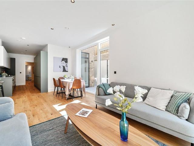 Flat for sale in London Borough of Ealing, Greater London