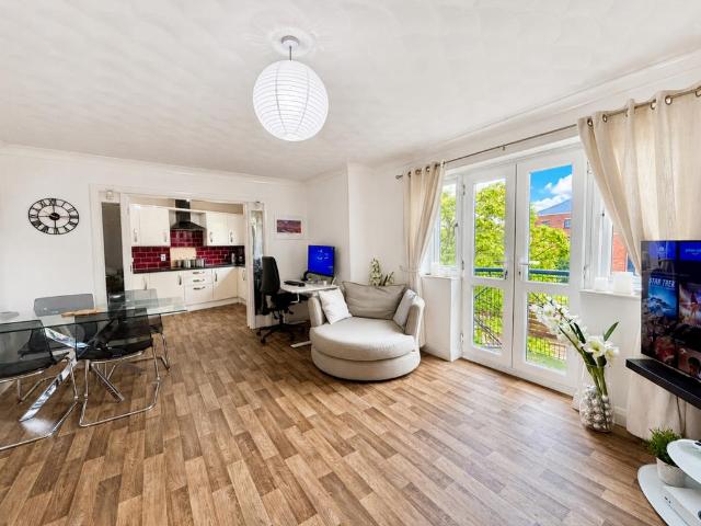 Flat for sale in Salford Quays, Salford