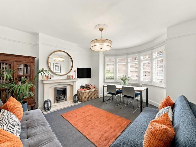 Flat for sale in London Borough of Richmond upon Thames, Greater London