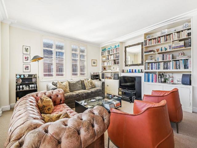 Flat for sale in Kensington, Greater London