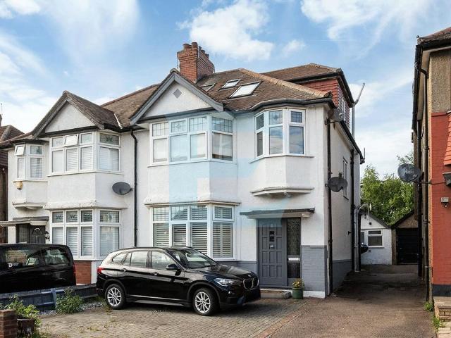 Flat for sale in Mill Hill, Greater London