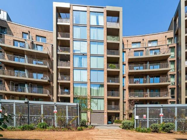 Flat for sale in Yiewsley, Greater London