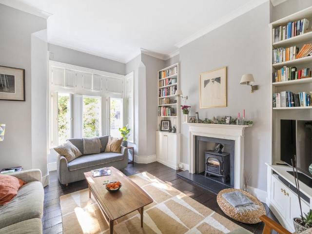 Flat for sale in Brondesbury Park, Greater London