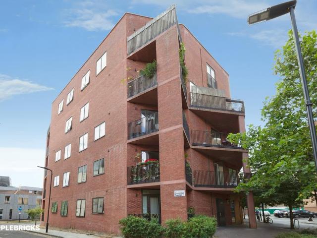 Flat for sale in South Hackney, Greater London