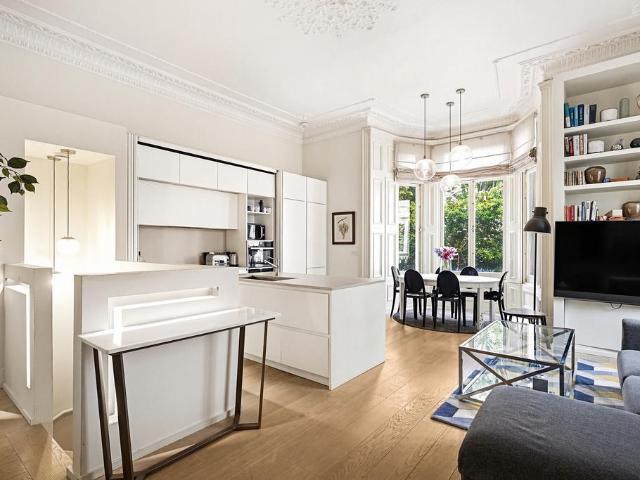 Flat for sale in Earl's Court, Greater London