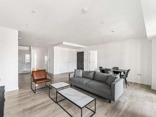 Flat for sale in Canning Town, Greater London
