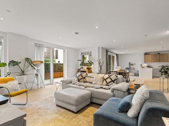 Flat for sale in Brondesbury, Greater London