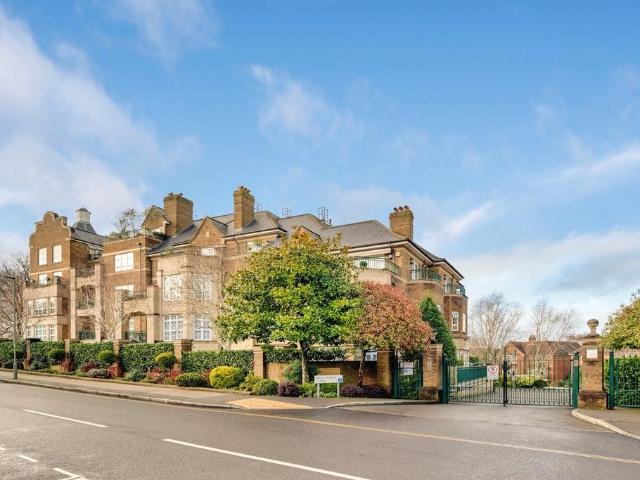Flat for sale in Golders Green, Greater London