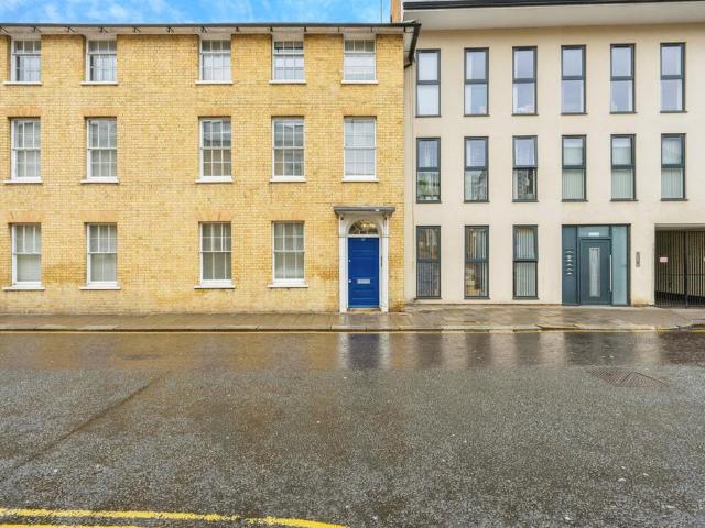 Flat for sale in Castle, Bedford