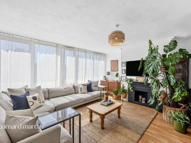 Flat for sale in Roehampton, Greater London