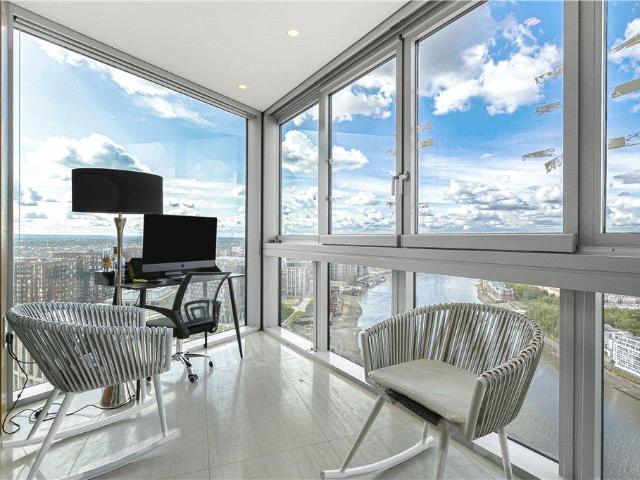 Flat for sale in Vauxhall, Greater London