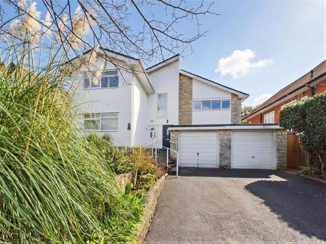 Flat for sale in Pokesdown, Bournemouth