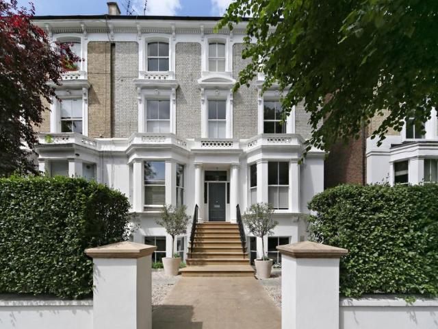 Flat for sale in North Kensington, Greater London