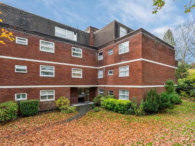 Flat for sale in Pinner, Greater London