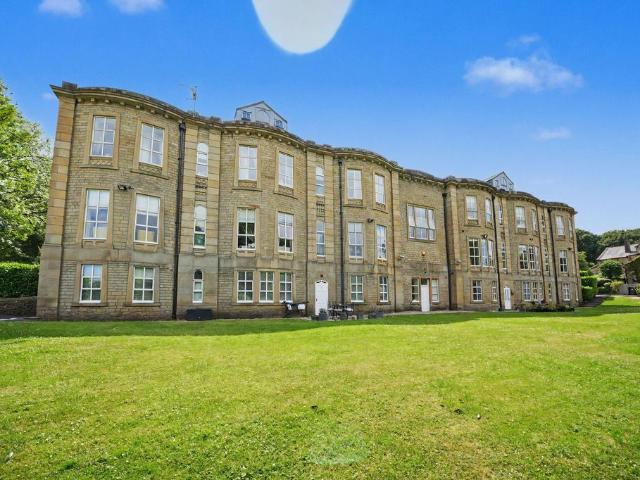 Flat for sale in Huddersfield, West Yorkshire