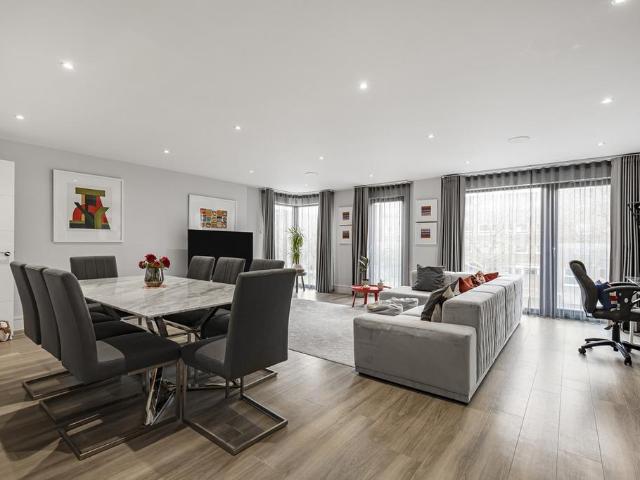 Flat for sale in Wandsworth, Greater London
