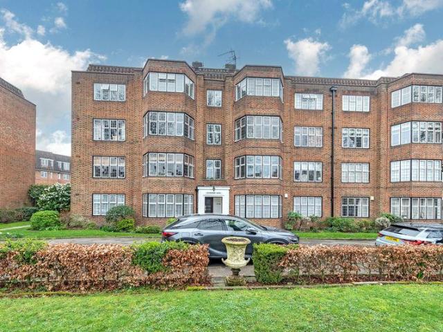 Flat for sale in Roehampton, Greater London