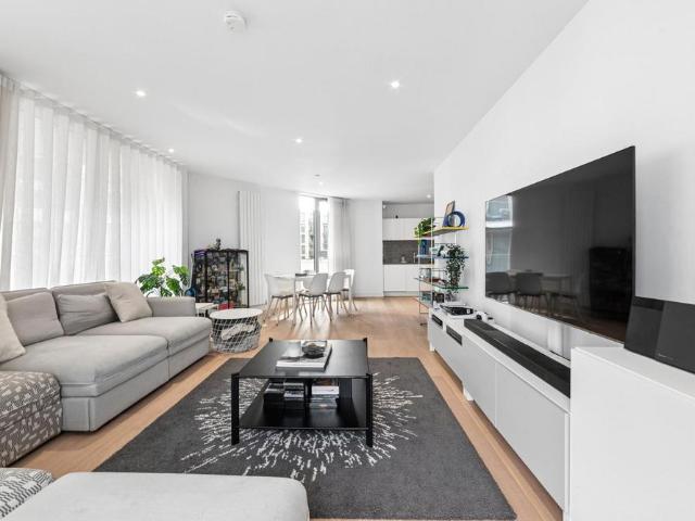 Flat for sale in Royal Wharf, Greater London