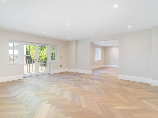 Flat for sale in London Borough of Croydon, Kenley