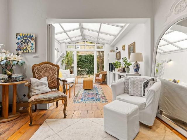 Flat for sale in Brondesbury, Greater London