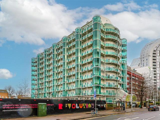 Flat for sale in London Borough of Ealing, Greater London