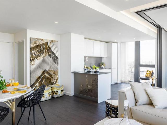 Flat for sale in Vauxhall, Greater London