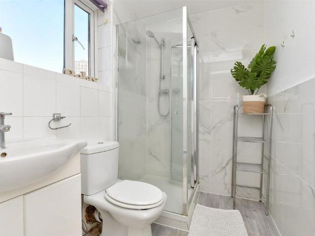 Flat for sale in London Borough of Croydon, Waddon