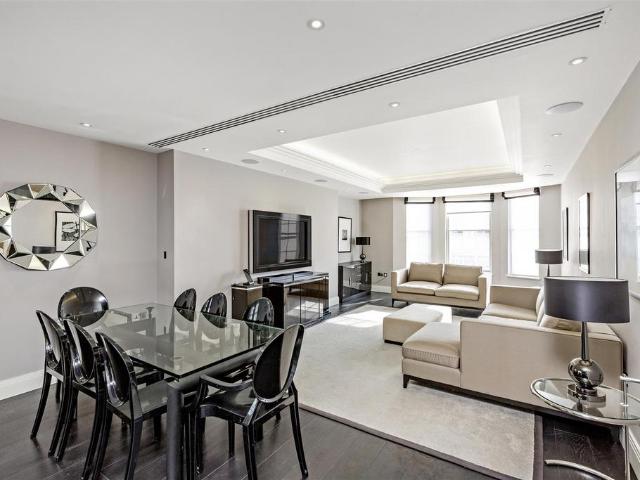 Flat for sale in Victoria, Greater London
