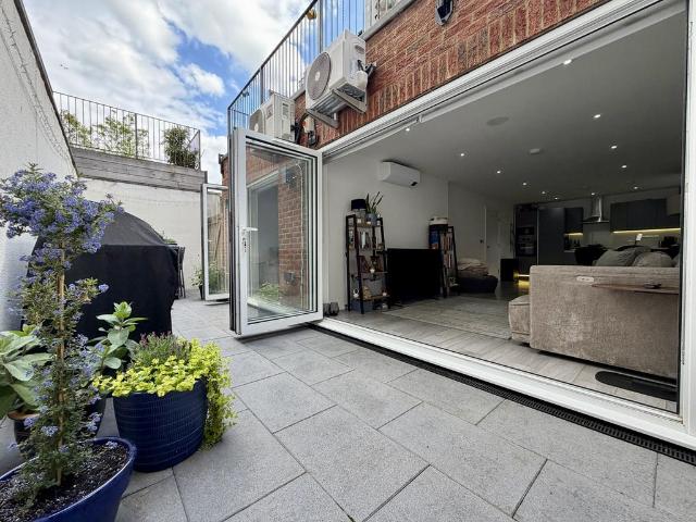 Flat for sale in London Borough of Croydon, Isle Of Man