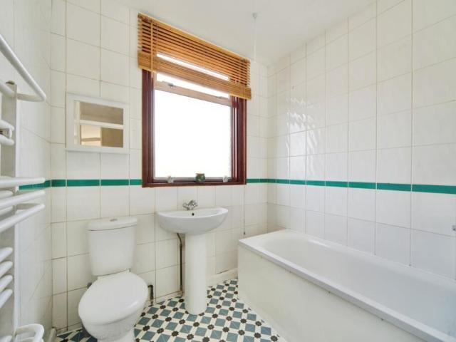 Flat for sale in Chapel End, Highams Park