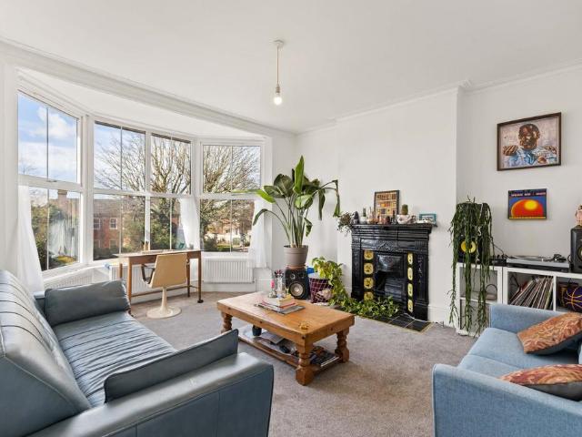 Flat for sale in Harlesden, Greater London