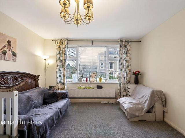 Flat for sale in Surbiton, Greater London