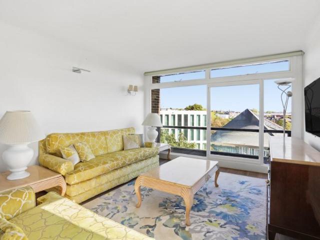 Flat for sale in Kensington, Greater London