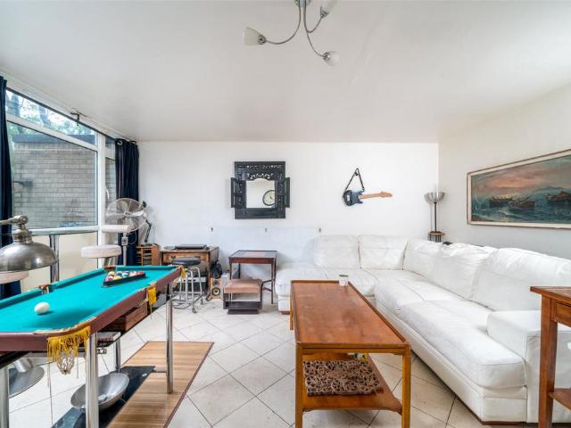 Flat for sale in Brondesbury, Greater London