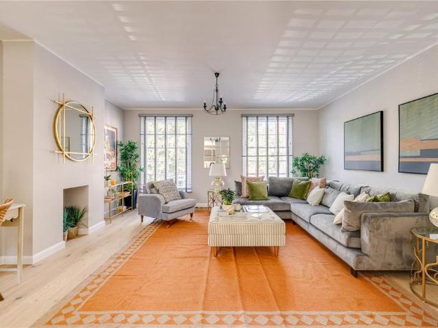 Flat for sale in Fulham, Greater London