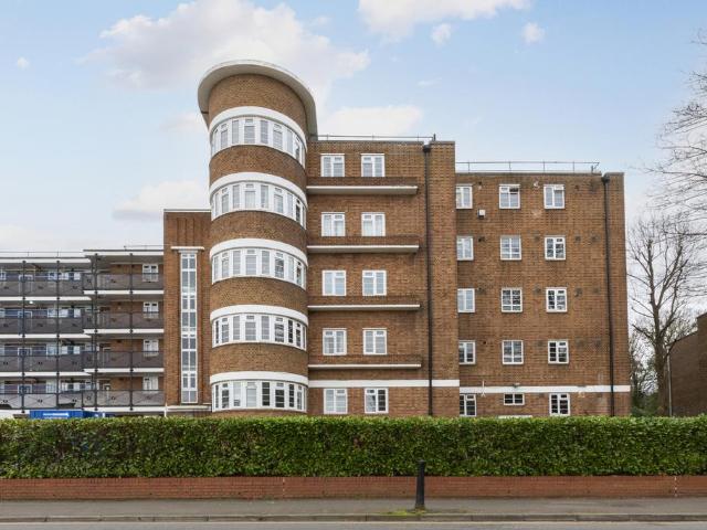 Flat for sale in Surbiton, Greater London