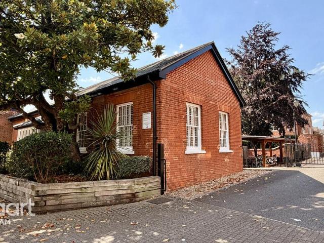 Flat for sale in Chipping Hill, Essex