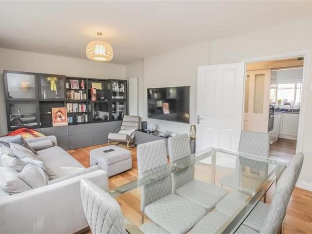 Flat for sale in Hendon, Greater London
