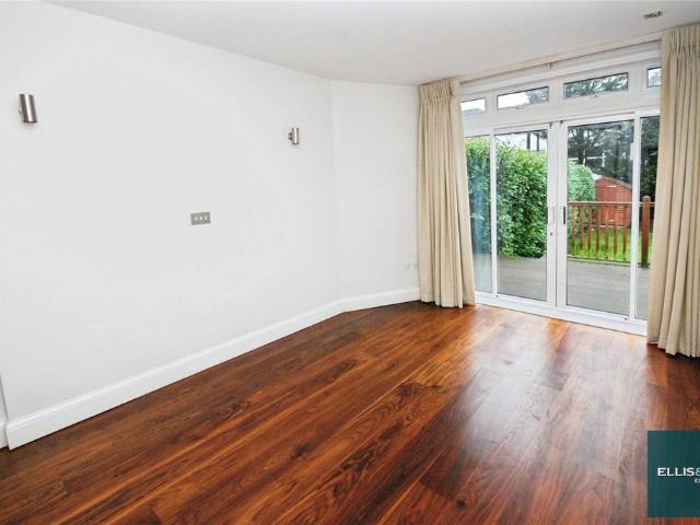 Flat for sale in Temple Fortune, Greater London