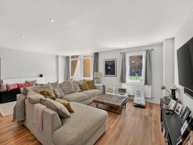 Flat for sale in Isle Of Dogs, Greater London
