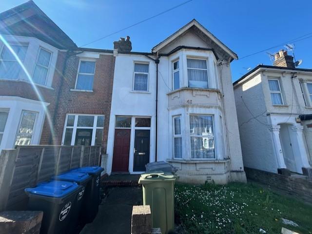Flat for sale in Harlesden, Greater London