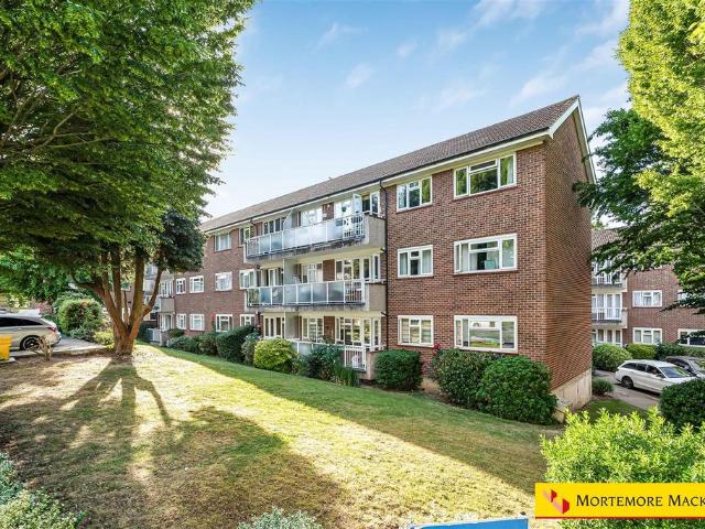 Flat for sale in Southgate, Greater London