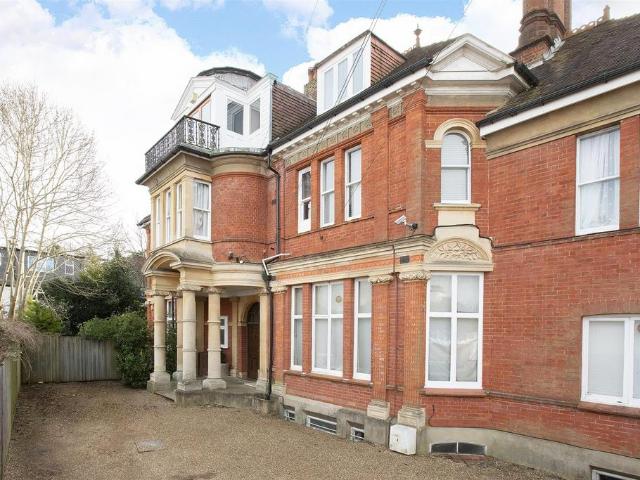 Flat for sale in London Borough of Croydon, Kenley