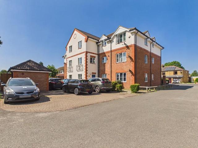 Flat for sale in Kempton Park, Lower Halliford