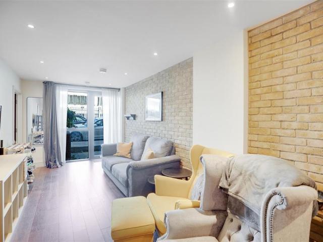 Flat for sale in Canning Town, Greater London