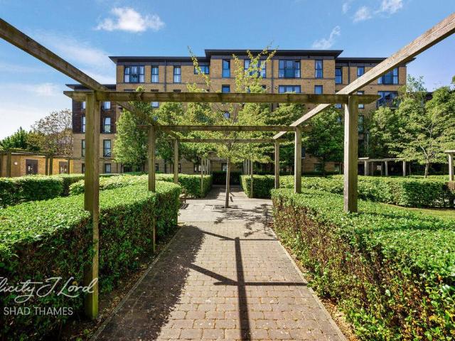 Flat for sale in Bermondsey, Greater London